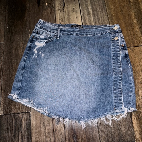 Judy Blue Mid Rise Destroyed Skort - Picture 2 of 5